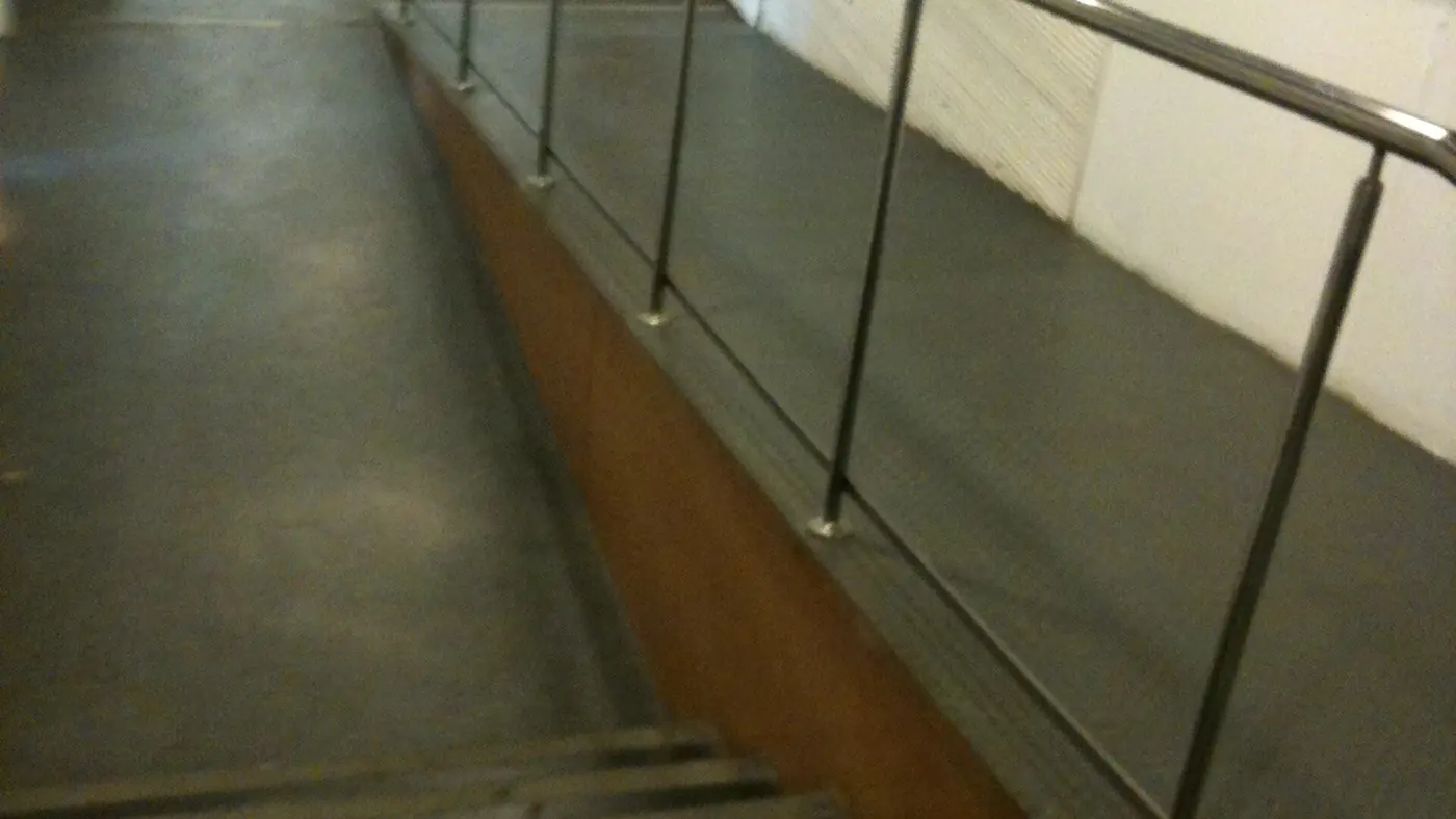 מדרגות ורמפת נגישות בכניסה למבנה ציבורי — דרישת נגישות בסיסית ברישוי עסקים